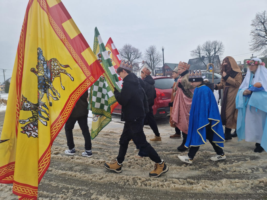 Orszak Trzech Króli w Żelistrzewie. Barwny korowód przeszedł ulicami wsi