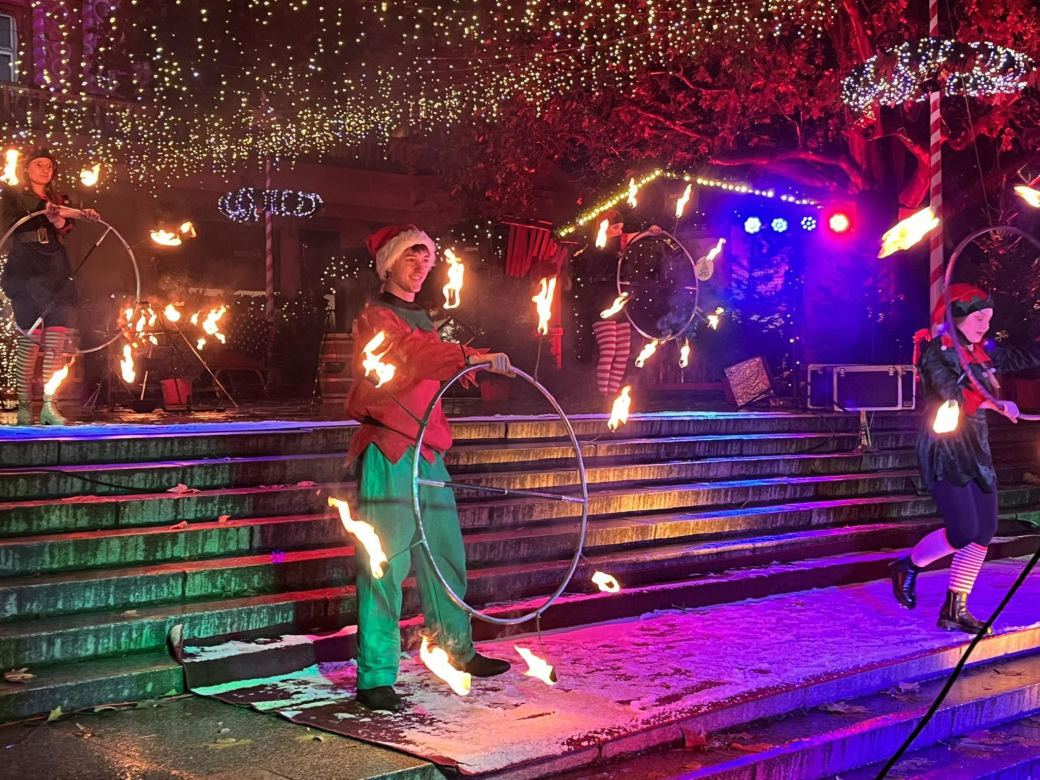 Betlejem Poznańskie 2023. Zimowe Fire Show na placu Wolności w Poznaniu
