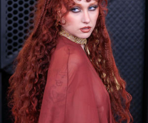 Clean girl makeup to już przeszłość. W 2026 królować będzie look w stylu serialowej Wednesday