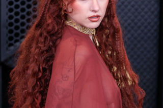 Clean girl makeup to już przeszłość. W 2026 królować będzie look w stylu serialowej Wednesday