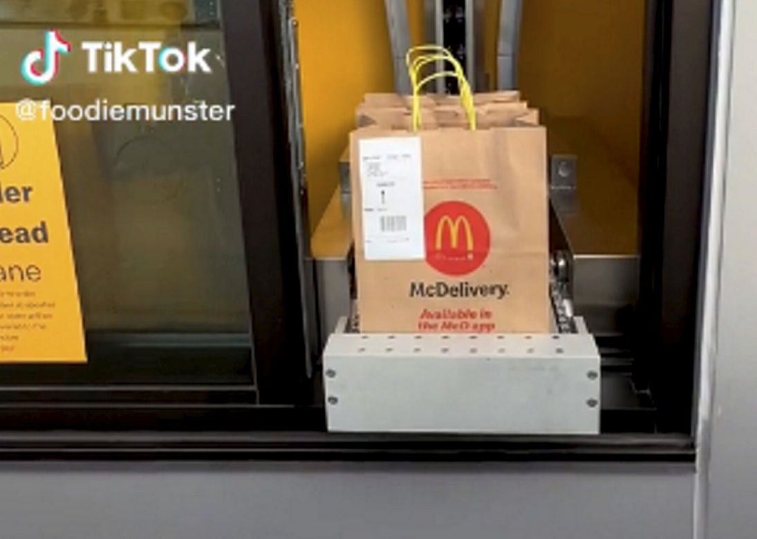 McDonalds otworzył restaurację przyszłości. Frytki poda ci robot!