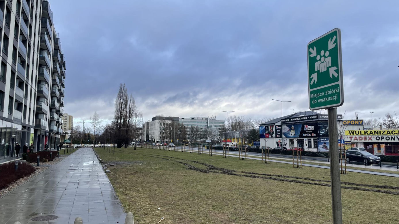 Karetka zakopała się w grząskim trawniku bo na drodze pożarowej stoją słupki 
