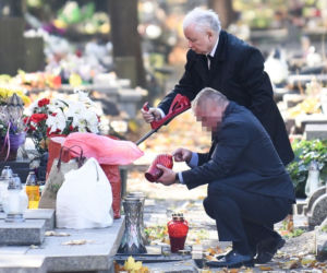 Limuzyną na grób matki. Jarosław Kaczyński 