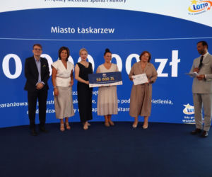 Ponad 7 mln zł dla lokalnych projektów. Na Służewcu wręczono czeki laureatom programu „Sportowo Kulturalnie Lokalnie”.