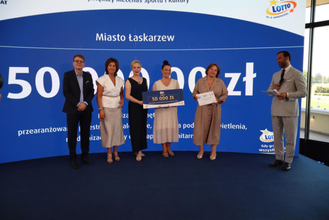 Ponad 7 mln zł dla lokalnych projektów. Na Służewcu wręczono czeki laureatom programu „Sportowo Kulturalnie Lokalnie”.