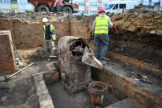 W piwnicy przedwojennej kamienicy znaleziono maszynę do palenia kawy