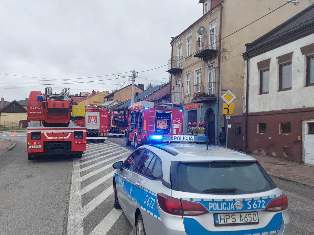 Pożar w kamienicy przy Iłżeckie w Starchowicach! W niedzielny poranek służby w akcji