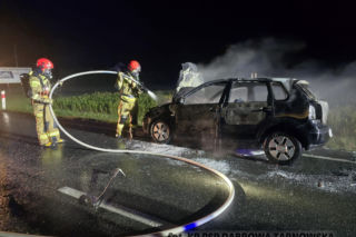 Pożar samochodu na DK73 koło Tarnowa. Pojazd spłonął doszczętnie