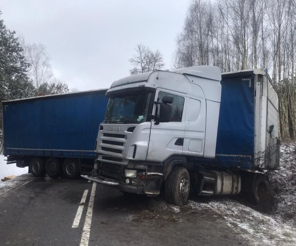 Wierzchy. Ciężarówka wpadła w poślizg i skończyła w rowie. Zgubiła swój ładunek