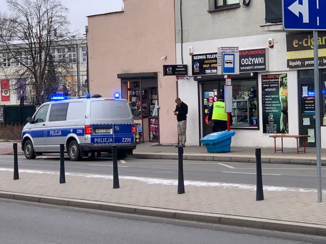 Brutalny atak w sklepie. Trójka mężczyzn skatowała sprzedawcę młotkiem 