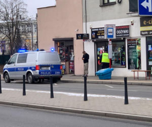 Brutalny atak w sklepie. Trójka mężczyzn skatowała sprzedawcę młotkiem 