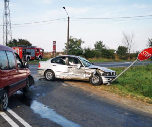 Poważny wypadek w Osięcinach. Chwila nieuwagi kierowcy BMW i 3 osoby w szpitalu