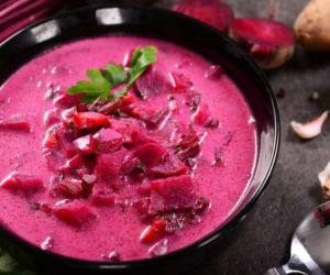 Zupa buraczkowa - przepis na domową, aromatyczną i pełną koloru zupę jak u babci!