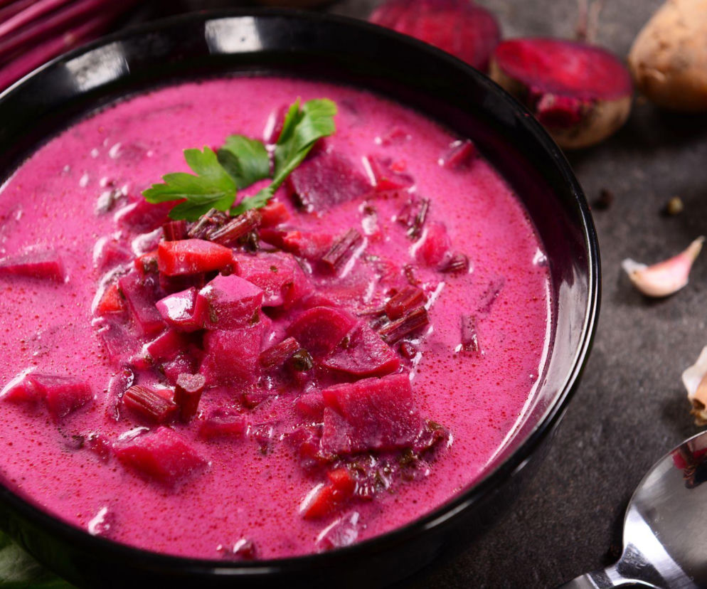 Zupa buraczkowa - przepis na domową, aromatyczną i pełną koloru zupę jak u babci!
