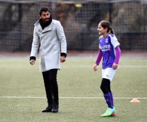 Kerem Demirbay sędziuje mecz dziewcząt