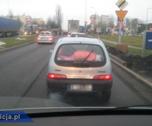 3-letnie dziecko na półce Fiata Seicento