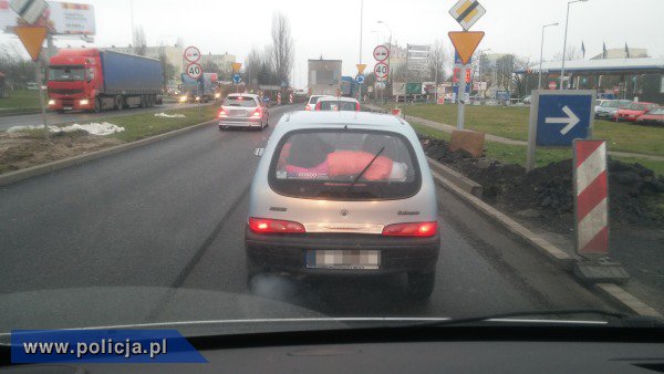 3-letnie dziecko na półce Fiata Seicento