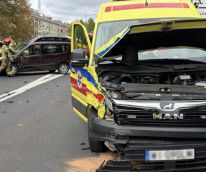 Fiat wjechał w karetkę na sygnale. Kraksa na Bielanach [Zdjęcia wypadku]