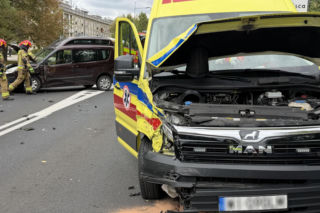 Fiat wjechał w karetkę na sygnale. Kraksa na Bielanach [Zdjęcia wypadku]