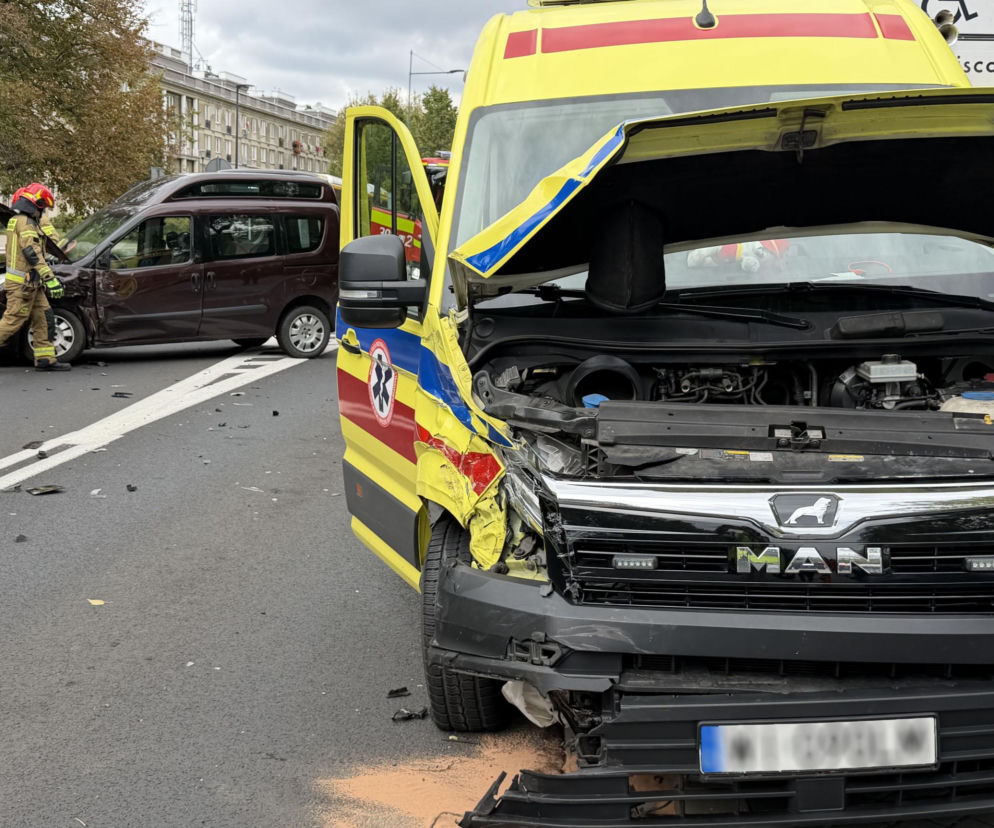 Fiat uderzył w karetkę na sygnale. Groźna kolizja na warszawskich Bielanach