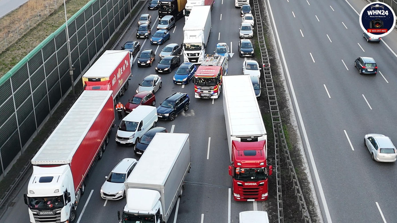 10-kilometrowy korek na A2 pod Warszawą. TIR stanął w płomieniach!