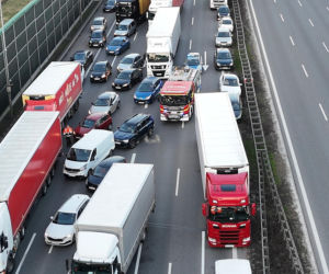 10-kilometrowy korek na A2 pod Warszawą. TIR stanął w płomieniach!