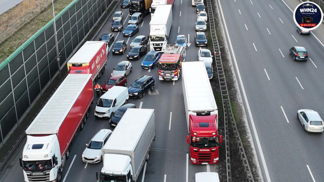 10-kilometrowy korek na A2 pod Warszawą. TIR stanął w płomieniach!