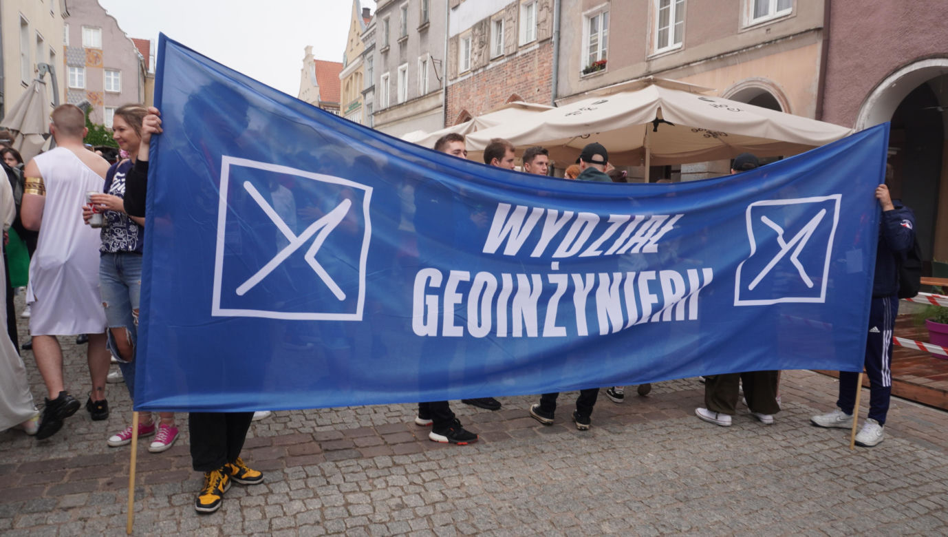 Kortowiada 2024. Parada Wydziałów przeszła ulicami miasta. Studenci tłumnie wzięli udział w imprezie