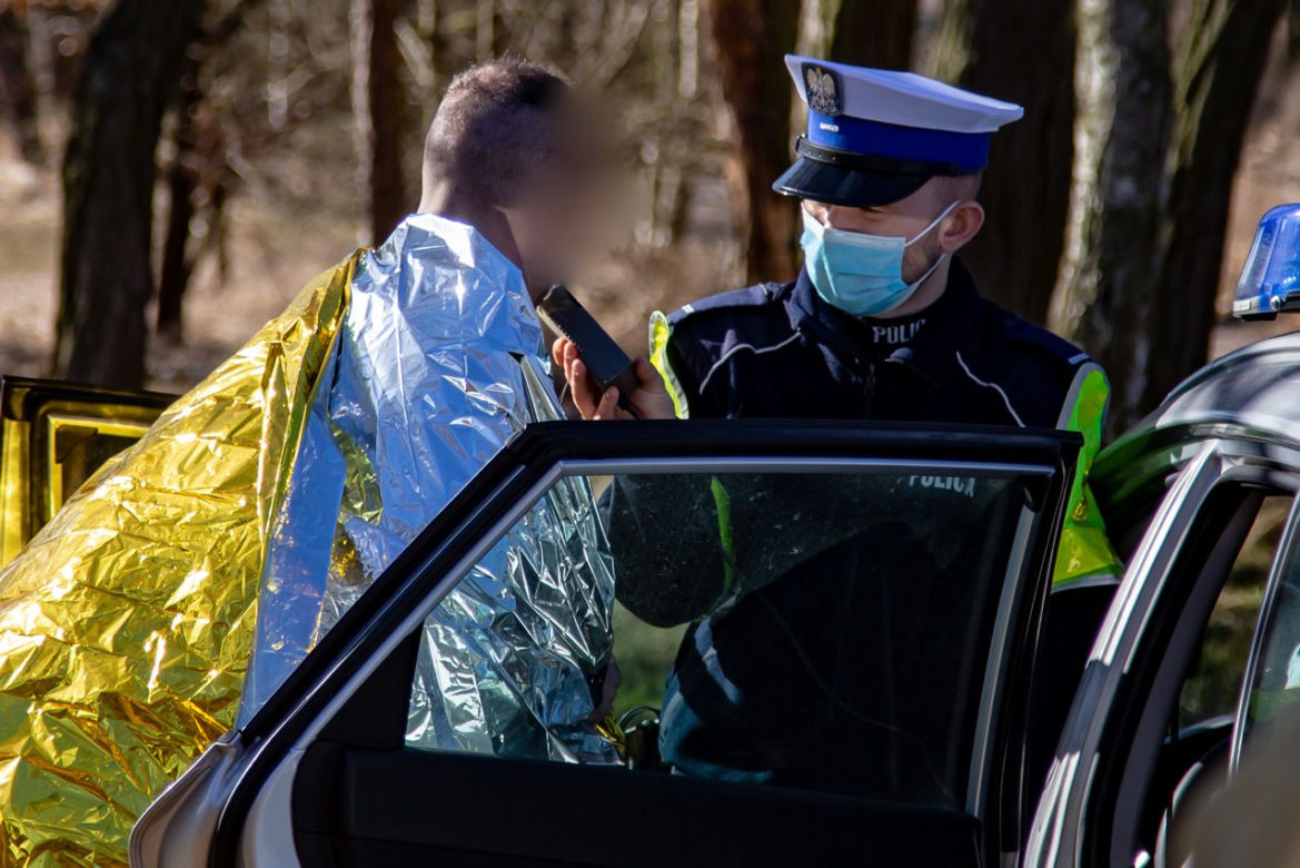 27-latek miał dwa promile i wjechał do rzeki. Uratował go wędkarz