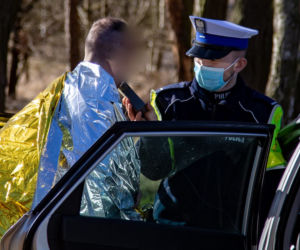 27-latek miał dwa promile i wjechał do rzeki. Uratował go wędkarz