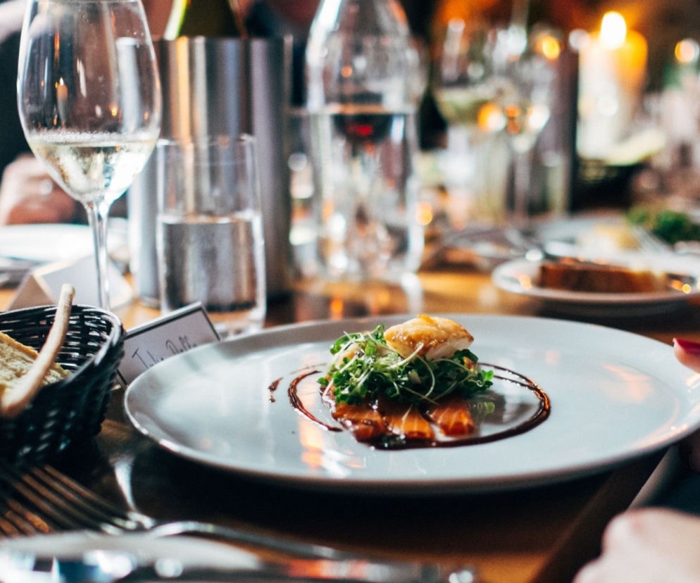 ZUPEŁNIE NOWE obostrzenie w Polsce! Restauracje i puby będą otwarte tylko do konkretnej godziny! 