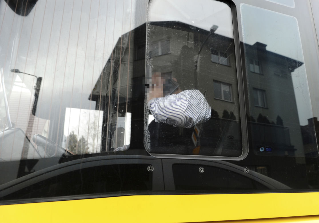 Kierowca autobusu prowadził i rozmawiał przez telefon 