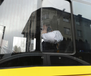 Kierowca autobusu prowadził i rozmawiał przez telefon 