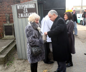 Lech Kaczyński z bratem i żoną