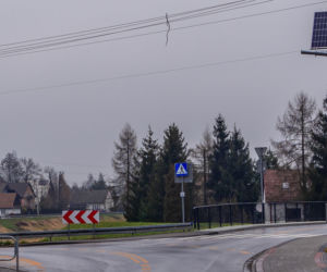 Ktoś ukradł znaki drogowe umieszczone na słupach kilka metrów nad ziemią