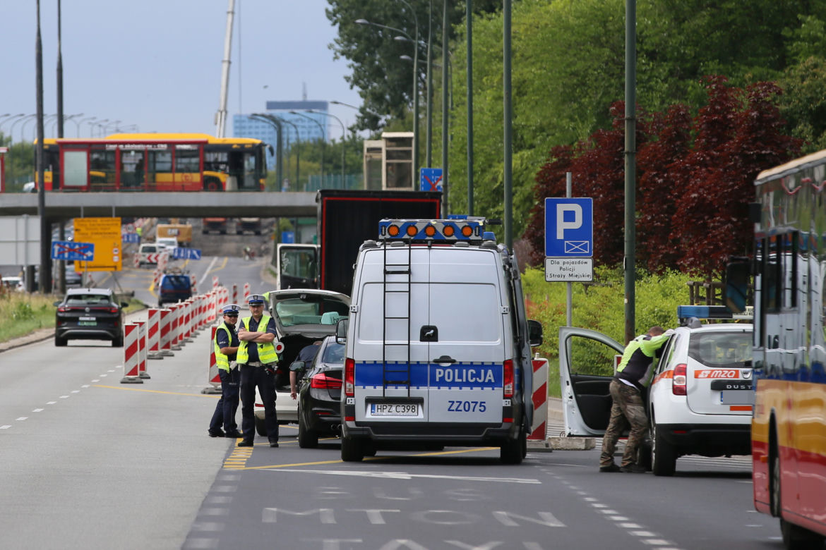 Drogowcy ustawili znak, który ignorują kierowcy. Policjanci mają mandatowe żniwa