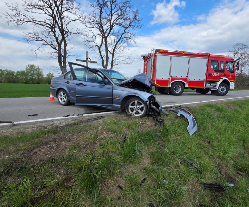 Zderzenie czołowe na DW 982 koło Szczucina. Dwie osoby ranne, droga zablokowana