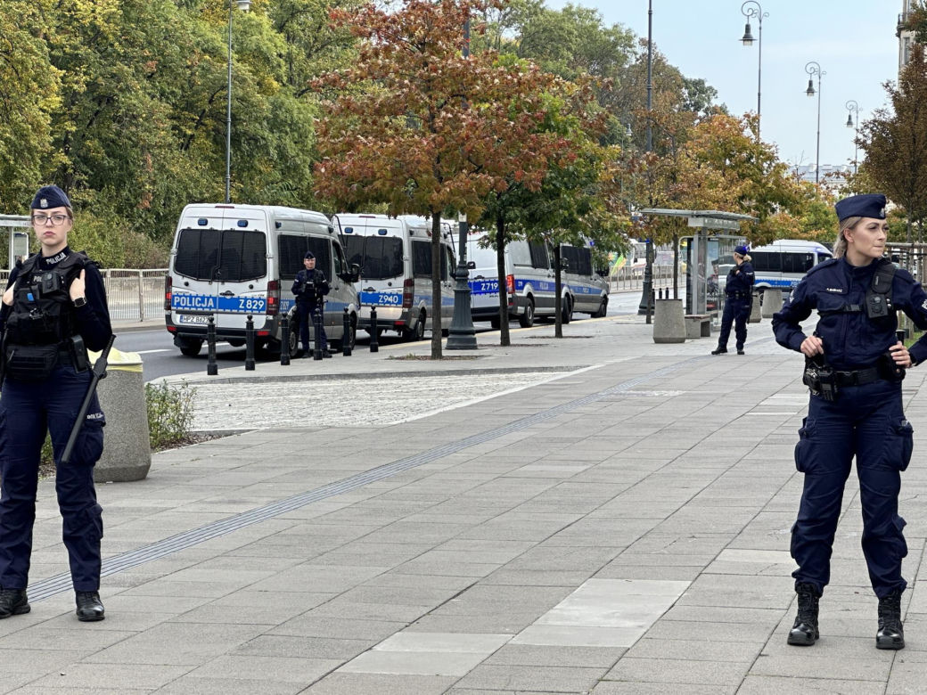 Pilna ewakuacja w centrum. Mężczyzna wszedł na pomnik smoleński i grozi wysadzeniem