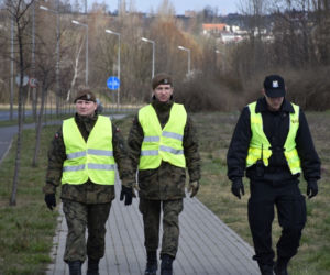 Koronawirus w Kaliszu. Policjanci i żołnierze Wojsk Obrony Terytorialnej wspólnie patrolują ulice [ZDJĘCIA]