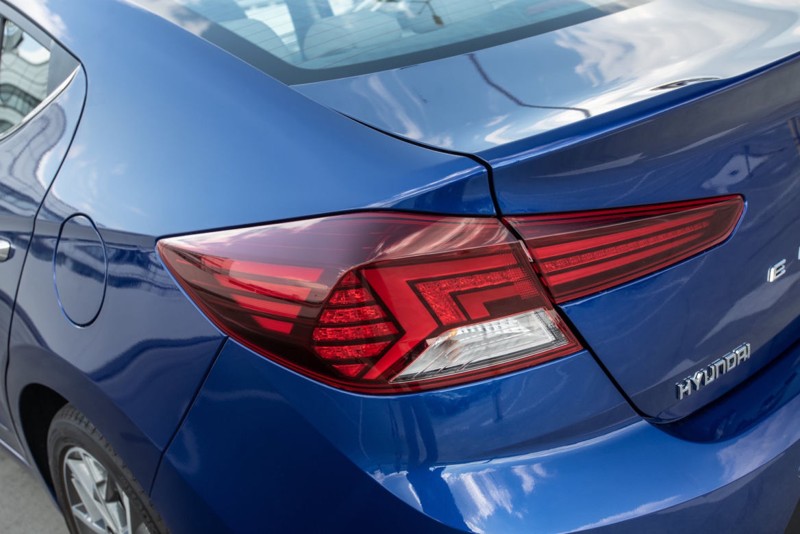Toyota Corolla Sedan 1.8 Hybrid 122 KM e-CVT vs Hyundai Elantra Style 1.6 MPI 6MT