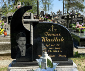 Podlaskie. Piorun zabił studenta podczas wędkowania. Grób Tomka siedem lat po tragedii nad rzeką Nurzec