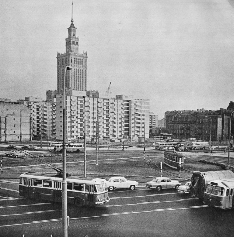 Trolejbus o nr bocznym 157 na obecnym rondzie ONZ w latach 60. XX wieku