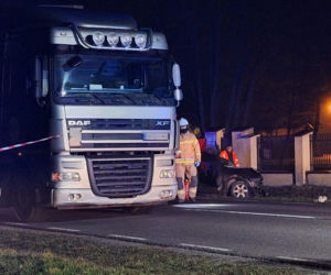 Tragedia pod Płońskiem. DK50 zablokowana po zderzeniu ciężarówki i osobówek. Jedna osoba nie żyje