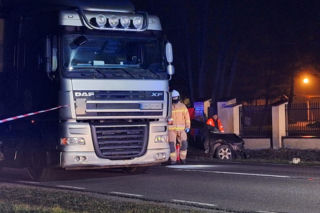 Tragedia pod Płońskiem. DK50 zablokowana po zderzeniu ciężarówki i osobówek. Jedna osoba nie żyje