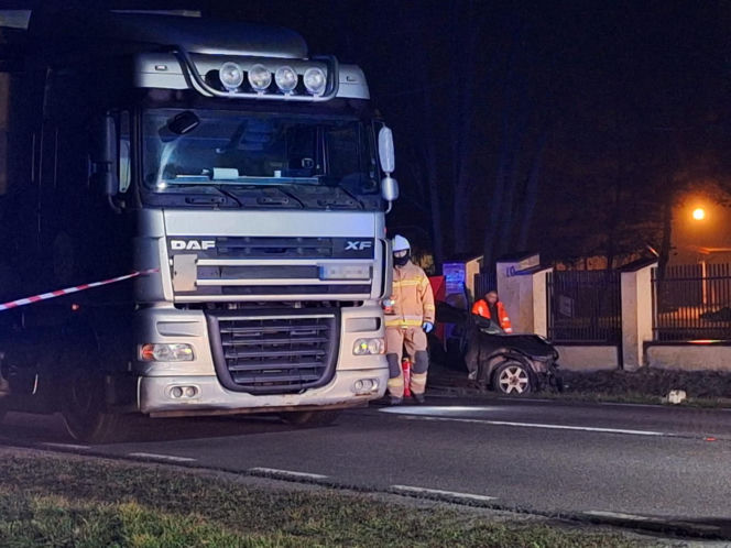 Tragedia pod Płońskiem. DK50 zablokowana po zderzeniu ciężarówki i osobówek. Jedna osoba nie żyje
