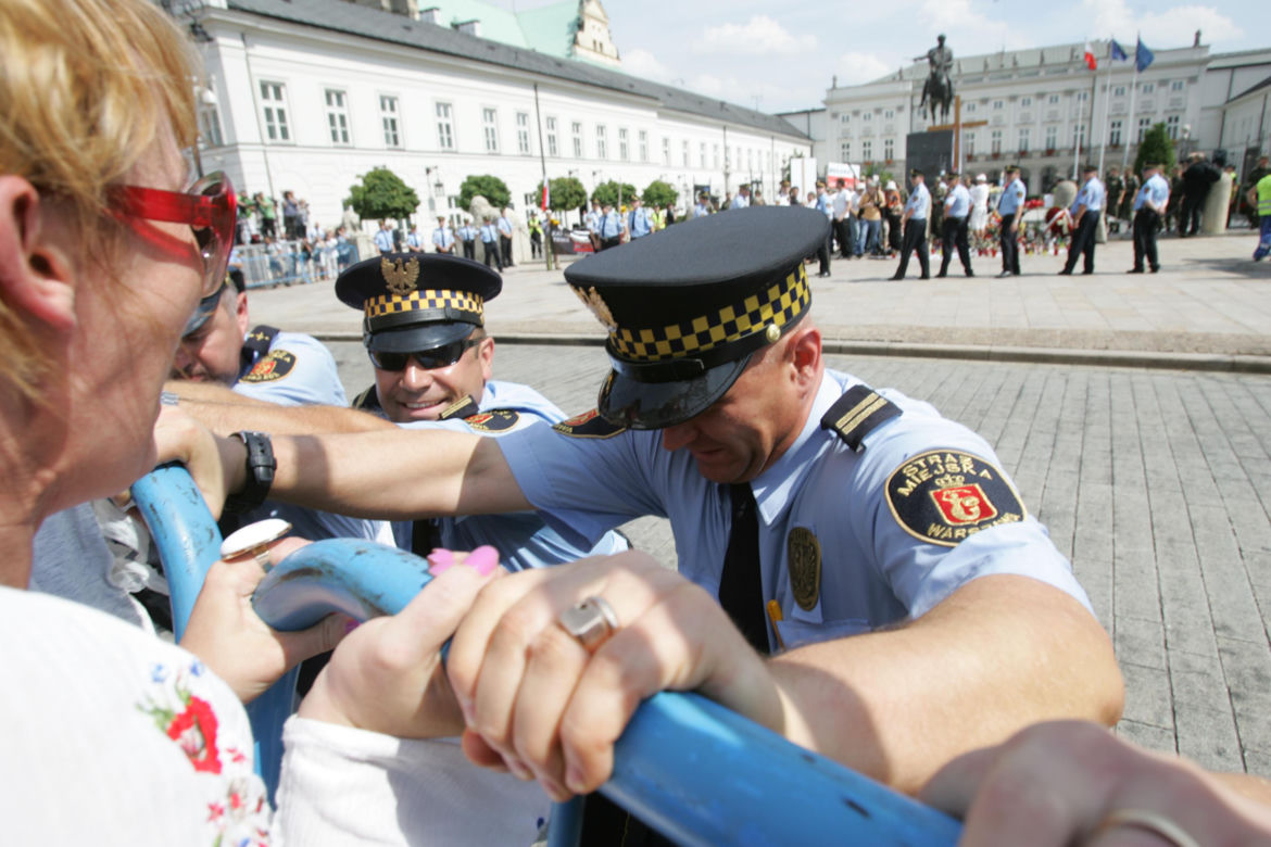 Nieudana próba przeniesienia krzyża sprzed Pałacu 3.08.2010