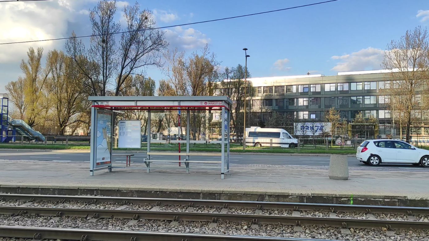 Białe aniołki przy torach. Tu pod tramwajem zginął czterolatek