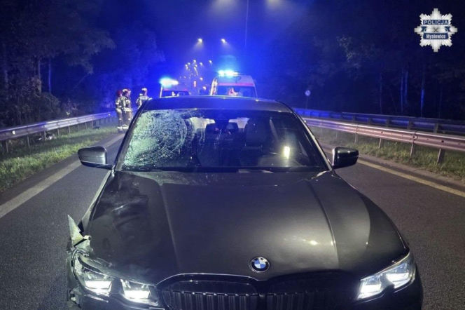Czarne BMW z rozbitą szybą na miejscu śmiertelnego wypadku w Mysłowicach. O szczegółach czytaj na Eska Śląskie.