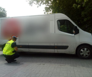 Tragedia na parkingu w Toruniu - dostawczak potrącił 74-latkę!