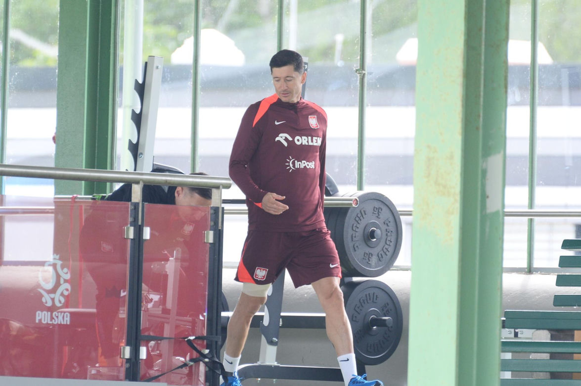 Robert Lewandowski przyłapany przed treningiem z korkami